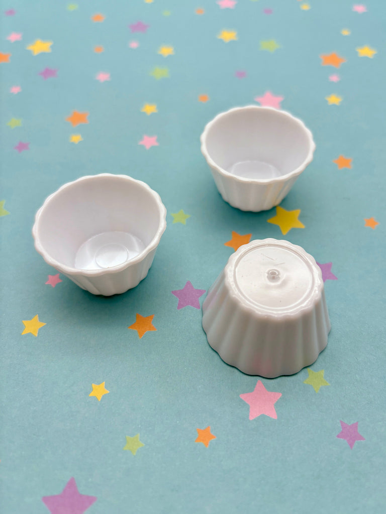 a couple of bowls sitting on top of a table