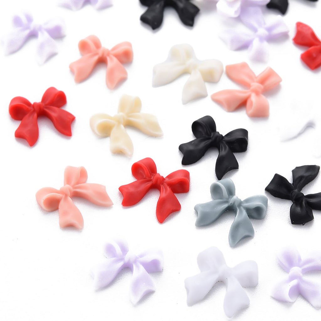 a close up of a bunch of small bows