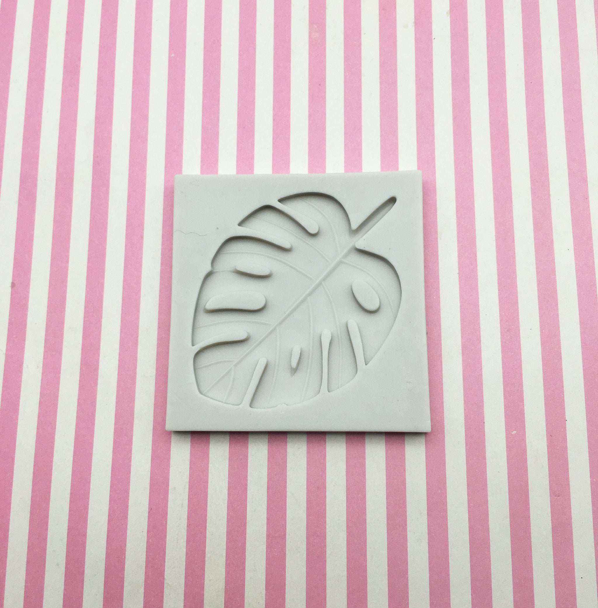 Monstera Leaf Mold for Cabochons, Silicone Mold, Clay, Resin Etc, Sili –  Happy Kawaii Supplies
